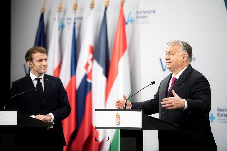 Apró gesztusok. Emmanuel Macron és Orbán Viktor a V4-csúcs utáni sajtótájékoztatón Budapesten 2021. december 13-án. MTI/Miniszterelnöki Sajtóiroda/Benko Vivien Cher