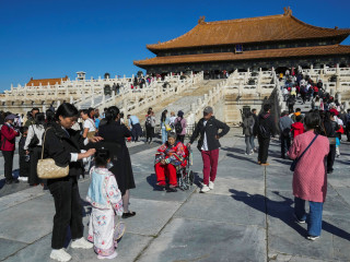 Belföldi turisták a pekingi Tiltott Városban 2024. október 7-én