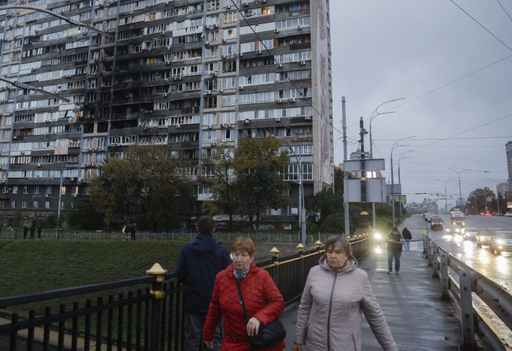 A pusztítás nyomai egy kijevi lakóházat ért orosz légitámadást követően 2025. október 10-én. Az ukrán hatóságok közlése szerint a fővárost ért támadásban legkevesebb 12 ember megsebesült.