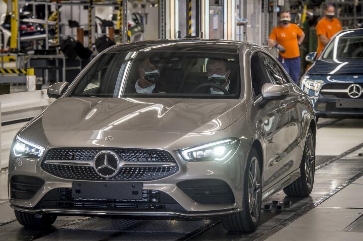 Leépítésbe kezd a Mercedes, hatalmas lelépési pénzt lehet kapni
