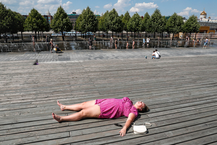 Kifeküdtek a melegtől: napfürdőző nő Moszkvában 2024. július 2-án, amikor a levegő hőmérséklete eléri a 32 Celsius-fokot a belvárosban. 