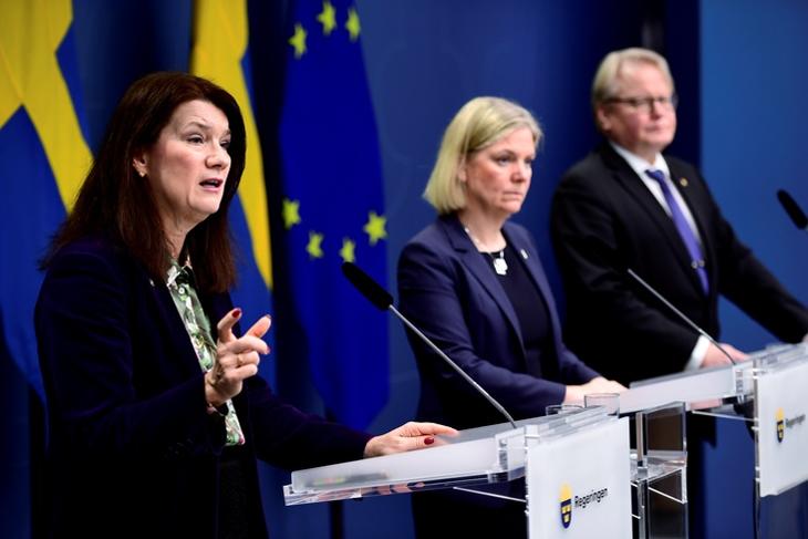 Ann Linde külügyminiszter, Magdalena Andersson miniszterelnök és Peter Hultqvist védelmi miniszter sajtótájékoztatója Stockholmban 2022. február 24-én. EPA/PAUL WENNERHOLM