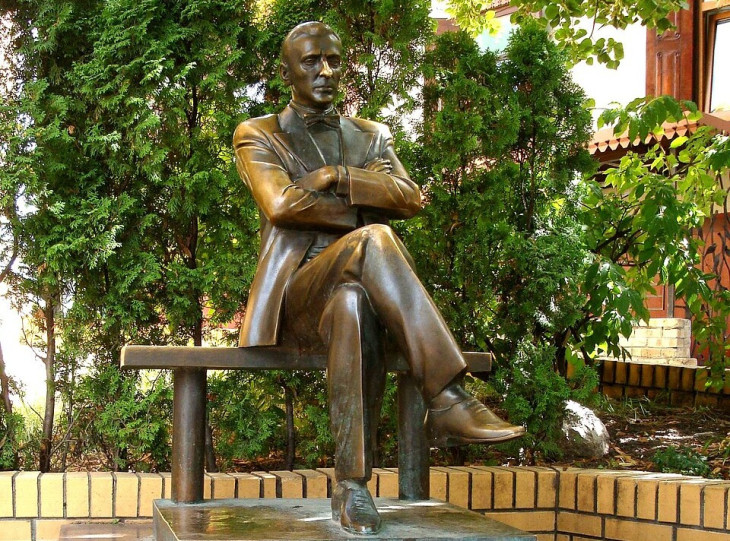 Mihail Bulgakov szobra Kijevben