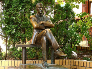 Lebontják Mihail Bulgakov szobrát a kijevi belváros szívében