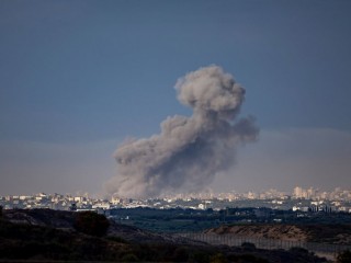Füst tör a magasba egy izraeli légitámadás után a Gázai övezet északi részén 2023. október 17-én. Fotó: MTI/EPA/Martin Divisek