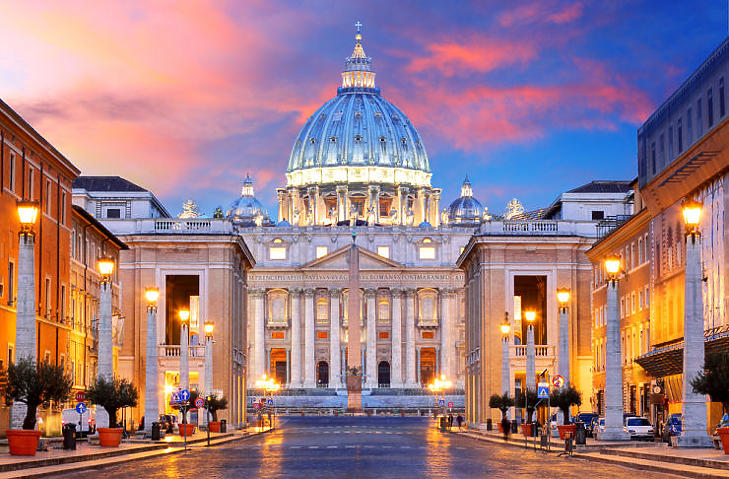 Pénzmosás a Vatikánban: egy érsek is a vádlottak között