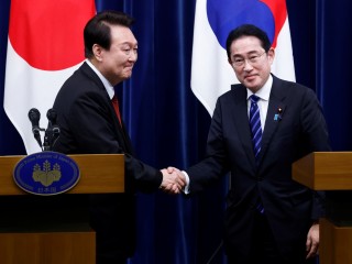 Jun Szogjol dél-koreai elnök (balra) és Fumio Kishida japán kormányfő (jobbra) kézfogása Tokióban 2023. március 16-án. Fotó: EPA/KIYOSHI OTA
