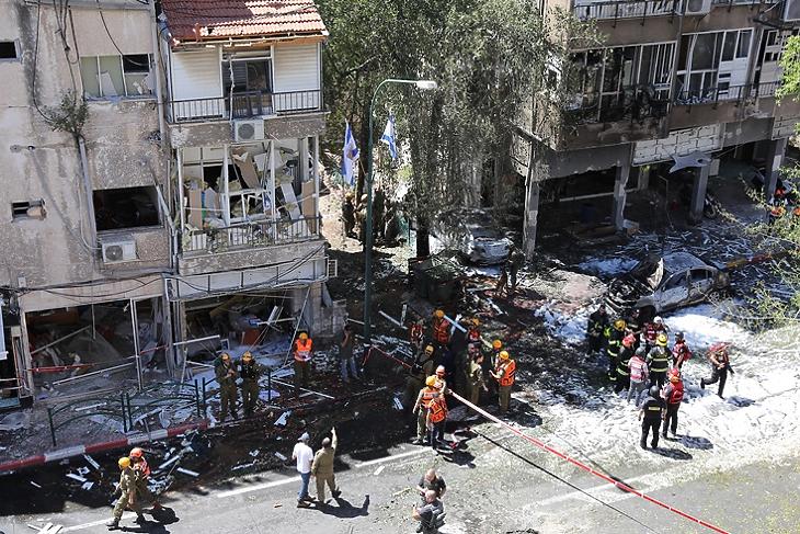  Izraeli mentőalakulatok egy rakétatámadás által sújtott háznál az izraeli Ramat Ganban Tel-Aviv közelében 2021. május 15-én. EPA/ABIR SULTAN