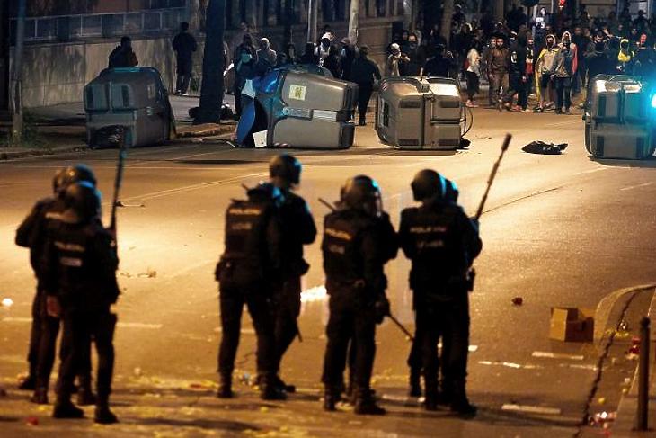 A nap képe: bepöccentek a katalánok, lángolnak Barcelona utcái