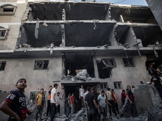 Palesztinok kutatnak túlélők után egy lakóépület romjai között egy izraeli légicsapást követően Khan Younisban a Gázai övezetben 2023. november 7-én. Fotó: EPA/HAITHAM IMAD 