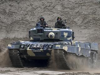 Erős kormányfői üzenet: Varsó a németek nélkül is ad Leopardokat Ukrajnának 