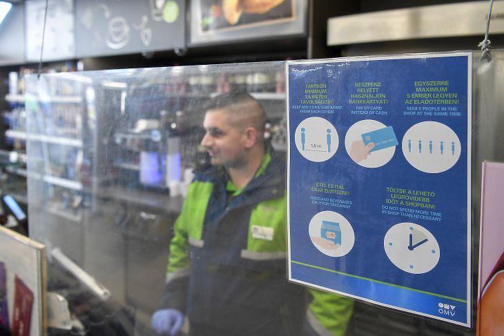 Egyre több az autós, éledeznek a benzinkutak is 