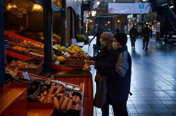 Idős vásárlók a Fővám téri piacon 2020. március 28-án. (Fotó: MTI)