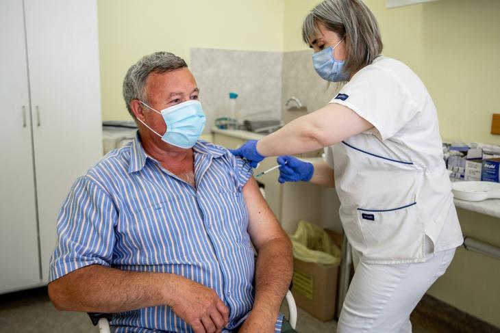 Maszkot és oltást javasol az immunológus. Fotó: MTI/Rosta Tibor 