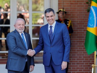 Pedro Sanchez spanyol miniszterelnök (jobbra) fogadja Lula da Silva brazil elnököt Madridban 2023. április 26-án.  Fotó: EPA/Javier Lizon 