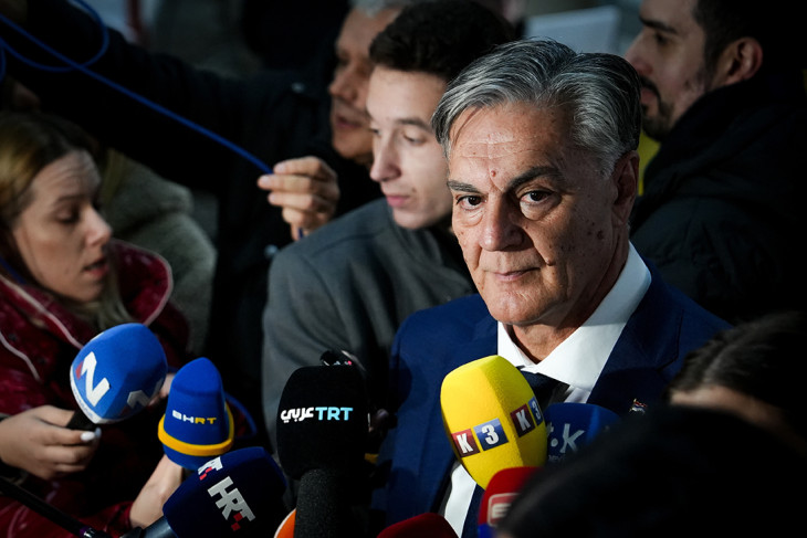 Sinisa Karan, a Független Szociáldemokraták Szövetségének (SNSD) államfőjelöltje nyilatkozik a sajtó munkatársainak, miután voksolt a boszniai Szerb Köztársaságban rendezett előrehozott elnökválasztáson Laktasiban 2025. november 23-án