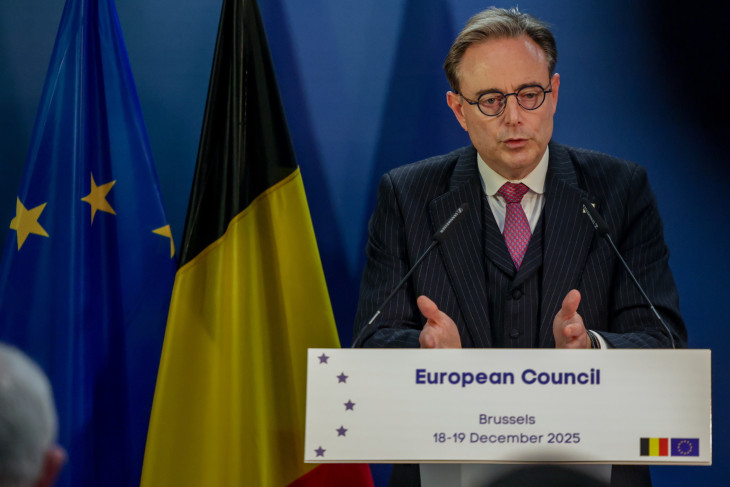 Győzött a racionalitás az érzelmek felett? Bart De Wever belga miniszterelnök nyilatkozik a sajtó képviselőinek az uniós tagállamok csúcstalálkozója után Brüsszelben 2025. december 19-én  