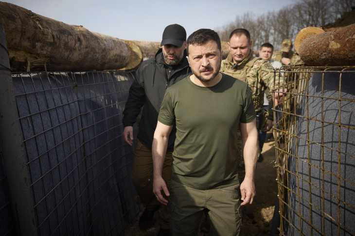 Mik a kilátások, mennyire tudják tartani az ukránok az újabb védelmi állásaikat? Zelenszkij ezen a képen a Harkiv régióban épített lövészárkokat tekinti meg 2024 áprilisában
