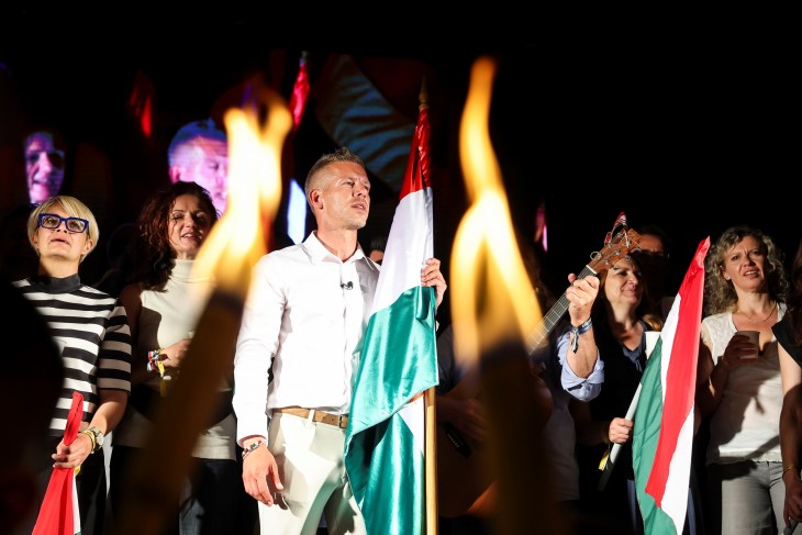 Magyar Péter a hívei körében a választások éjjelén 