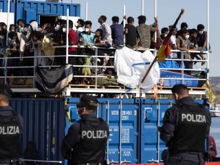 Illegális bevándorlók érkeznek a szicíliai Ragusa közelében fekvő Pozallo kikötőjébe 2021. május 21-én. A Sea Eye német szervezet migránsok szállítására specializálódott hajója több mint 400 illegális bevándorlóval, köztük 150 kiskorúval futott be a dél-olaszországi kikötőbe, akiket az utóbbi napokban a Földközi-tengeren vett a fedélzetére. Fotó: MTI/EPA/ANSA/Francesco Ruta 