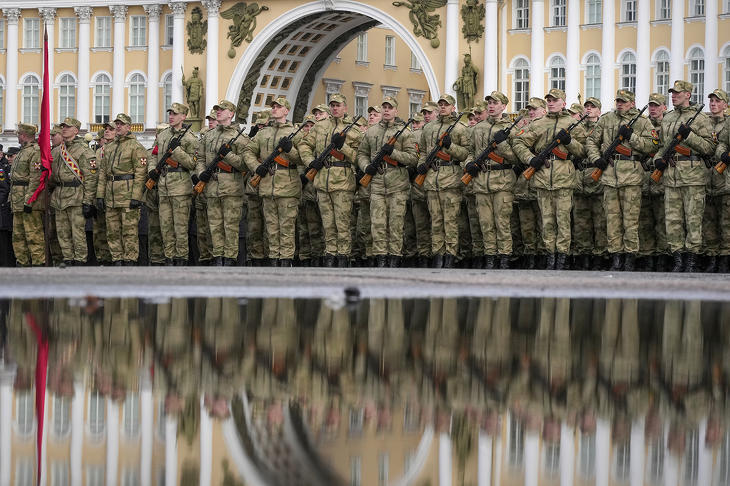 Orosz katonák a győzelem napi díszszemlére próbálnak a szentpétervári Dvorcovaja téren 2022. április 26-án. Oroszországban május 9-én ünneplik a náci Németország felett a II. világháborúban aratott győzelem 77. évfordulóját. Fotó: MTI/AP/Dmitrij Loveckij