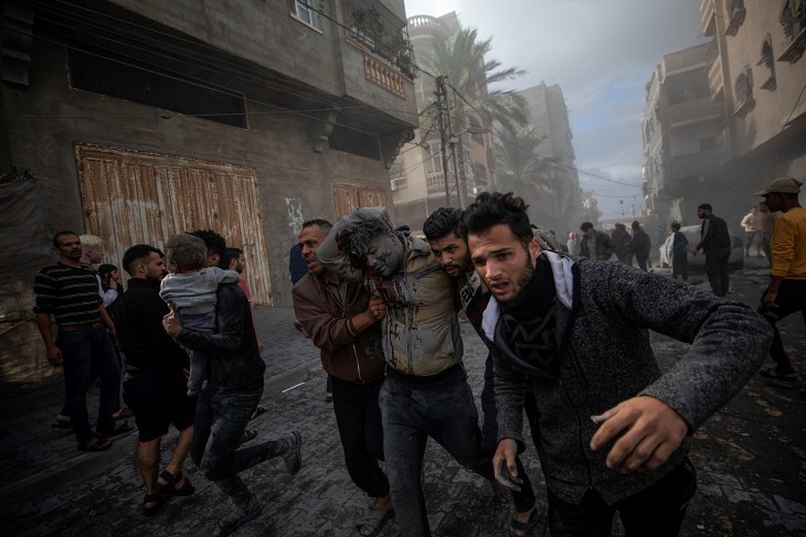 Sebesülteket menekítenek a Gázai övezet déli részén fekvő Rafahban egy izraeli légicsapás után 2023. november 20-án. Fotó: EPA/MOHAMMED SABER