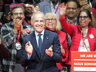 Mark Carney kanadai miniszterelnök, a Liberális Párt vezetője ünnepel támogatóival a párt ottawai központjában rendezett eredményvárón 2025. április 29-én hajnalban, az előrehozott parlamenti választások után. Az előrejelzések szerint a kormányzó liberális párt győzött az előrehozott parlamenti választásokon.