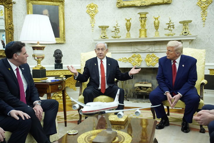 Van valami probléma? - Donald Trump amerikai elnök Benjámin Netanjahu izraeli miniszterelnököt (k) fogadja a washingtoni Fehér Ház Ovális irodájában 2025. április 7-én