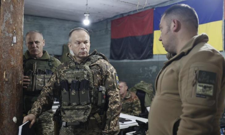 Olekszandr Szirszkij ukrán főparancsnok gondterhetnek látszik.