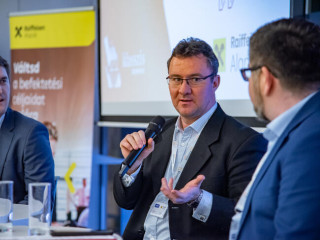 Ismert energiapiaci elemzőt igazolt le Csányi Sándor bankcsoportja
