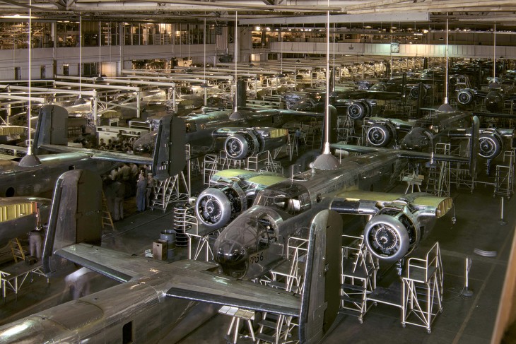 A második világháború csúcs-nehézbombázói, B-25-ösök várnak tömegesen végszerelésre egy amerikai üzem hatalmas csarnokában - ez ma már nem így működik. Fotó: Wikimedia