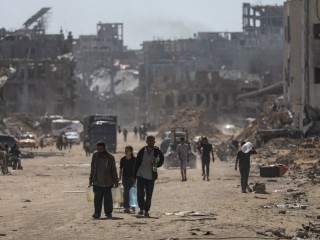 Palesztin menekültek a lerombolt Khan Júnisz városban 2024. május 8-án