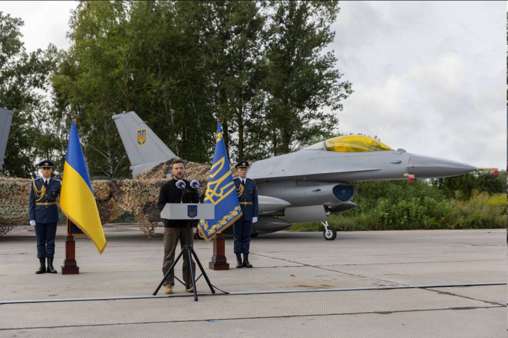 Zelenszkij jelenti be hivatalosan, hogy megérkeztek az F-16-osok Ukrajnába - csak éppen egy makett előtt?