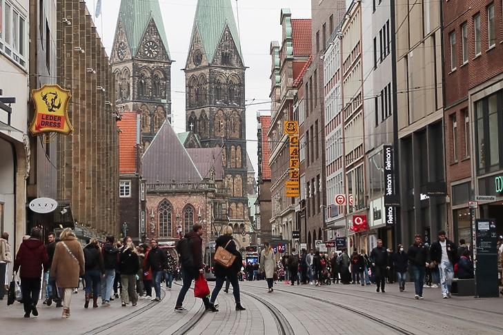 Nem áll le az élet Németországban, de az oltatlanok nehéz helyzetbe kerülnek. Bréma belvárosa 2021. november 6-án. EPA/FOCKE STRANGMANN 