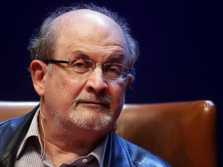 Irán szerint Rushdie a felelős azért, hogy majdnem megölték