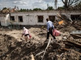 Egyre nagyobb a pusztítás. Emberek egy lerombolt iskola épületénél a frontvonalnál fekvő Orikhiv városban a Zaporizzsjai területen  2023. szeptember 7-én. Fotó: EPA/KATERYNA KLOCHKO  