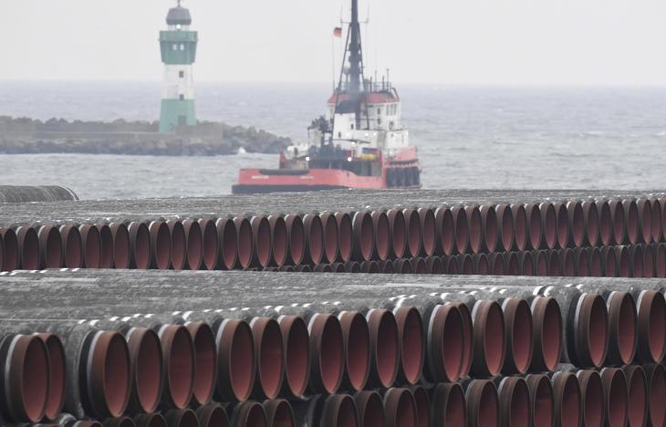 Az Északi Áramlat 2 gázvezeték csövei a balti-tengeri Rügen-szigeten lévő Sassnitz térségében fekvő Mukran kikötőjében 2020. december 4-én. Az itteni kikötő az Oroszországot Németországgal összekötő gázvezeték építésének legjelentősebb átrakodási pontja. (Fotó: MTI/AP/DPA/Stefan Sauer)