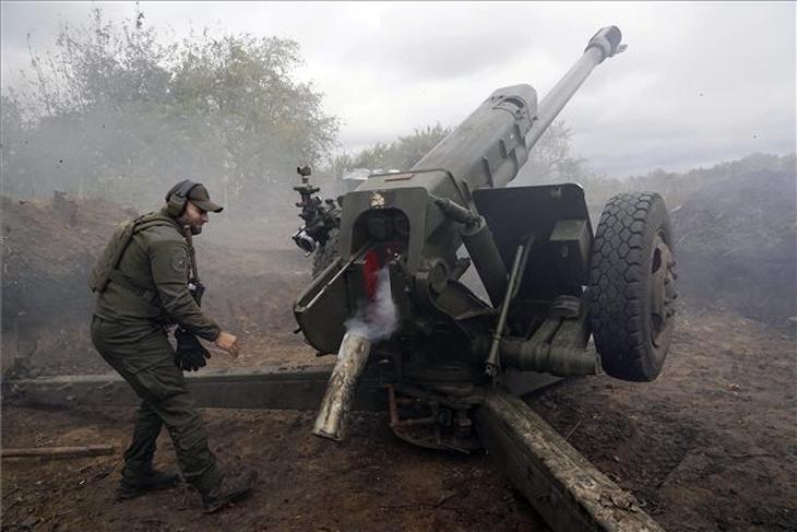 Ukrán tüzérek a kelet-ukrajnai Harkivi területen húzódó orosz fronton 2022. október 5-én. Fotó: MTI/AP/Andrij Marijenko