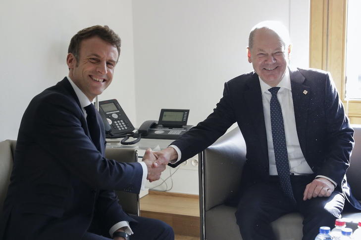 Emmanuel Macron francia elnök és Olaf Scholz német kancellár kezet fog a kétoldalú megbeszélésükön az EU-tagállamok vezetőinek kétnapos tanácskozása előtt Brüsszelben 2022. október 20-án. Fotó: MTI/EPA/Olivier Hoslet