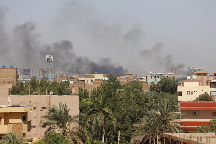 Tűzharc füstje lengi be a szudáni fővárost, Kartúmot 2023. április 19-én, amikor egynapos országos tűzszünet volt érvényben a szembenálló felek közt. Fotó: MTI/EPA/STRINGER  