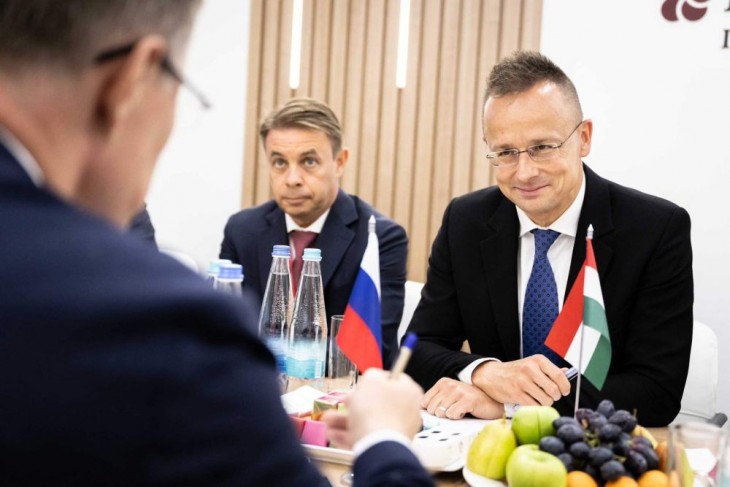 Szijjártó Péter Szentpéterváron jelent meg 