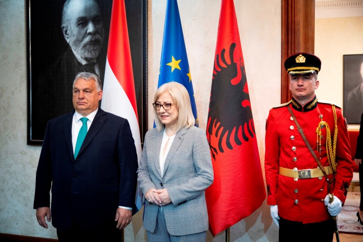 Orbán Viktor miniszterelnököt fogadja Lindita Nikolla albán parlamenti elnök Tiranában. Fotó: MTI/Miniszterelnöki Sajtóiroda/Fischer Zoltán