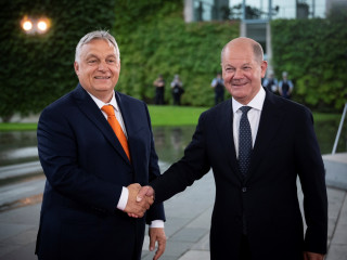  A Miniszterelnöki Sajtóiroda által közreadott képen Olaf Scholz kancellár (j) fogadja Orbán Viktor kormányfőt Berlinben 2024. június 21-én. 
