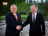  A Miniszterelnöki Sajtóiroda által közreadott képen Olaf Scholz kancellár (j) fogadja Orbán Viktor kormányfőt Berlinben 2024. június 21-én. 