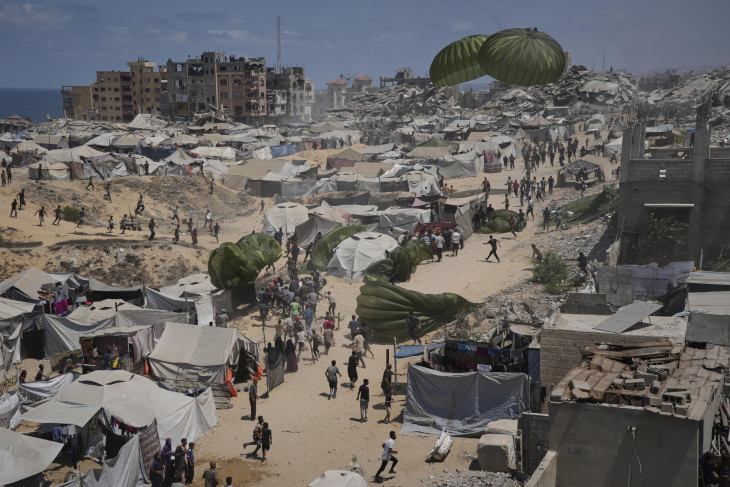Repülőgéppel ledobott humanitárius segélyből igyekeznek részesülni palesztin emberek Gáza városában 2025. augusztus 7-én, az övezet izraeli blokádja idején. 