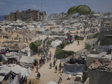 Repülőgéppel ledobott humanitárius segélyből igyekeznek részesülni palesztin emberek Gáza városában 2025. augusztus 7-én, az övezet izraeli blokádja idején. 