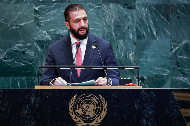 Ahmed as-Saráa ideiglenes szíriai elnök az ENSZ-közgyűlés 80. ülésszakának csúcsszintű általános vitáján a világszervezet New York-i székházában 2025. szeptember 24-én