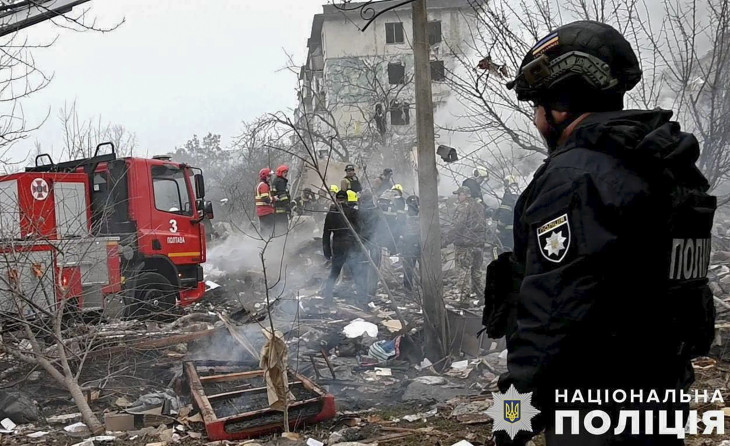 Az ukrán rendőrség felvételén orosz légitámadás helyszínén dolgoznak tűzoltók az Ukrajna középső részén fekvő Poltavában 2025. február elsején. A támadás következtében legkevesebb három ember életét vesztette