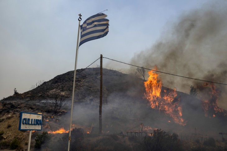 Lángok perzselik fel a növényzetet Rodoszon 2023. júliusában. Görögországban összesen 64 térségben oltják a bozóttüzeket, Korfu és Rodosz szigetén az utóbbi napokban 32 ezer embert telepítettek ki. Rodoszon egy hete pusztítanak a lángok. Fotó: MTI/AP/Pétrosz Jannakurisz