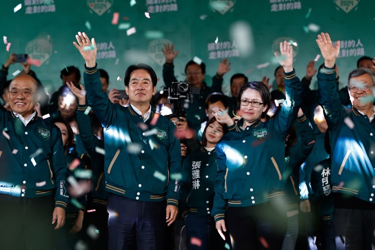 William Laj, az elnökválasztás győztes ünnepel csapatával Tajvan fővárosában, Tajpejben 2024. január 13-án. Fotó: EPA/DANIEL CENG   